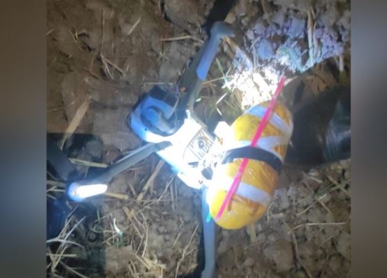 'जम्मू में अंतरराष्ट्रीय सीमा के पास मादक पदार्थों के साथ पाकिस्तानी ड्रोन जब्त किया गया | '